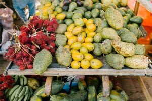 Frutos de la Guanábana o graviola ozonada en un mercado