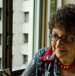 Elena estava mais uma vez na sala de espera do oncologista.