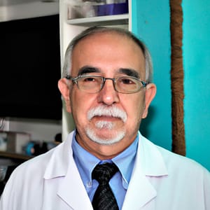 Entretien avec le Dr Juan Martínez, oncologue spécialisé dans le cancer abdominal et intestinal.